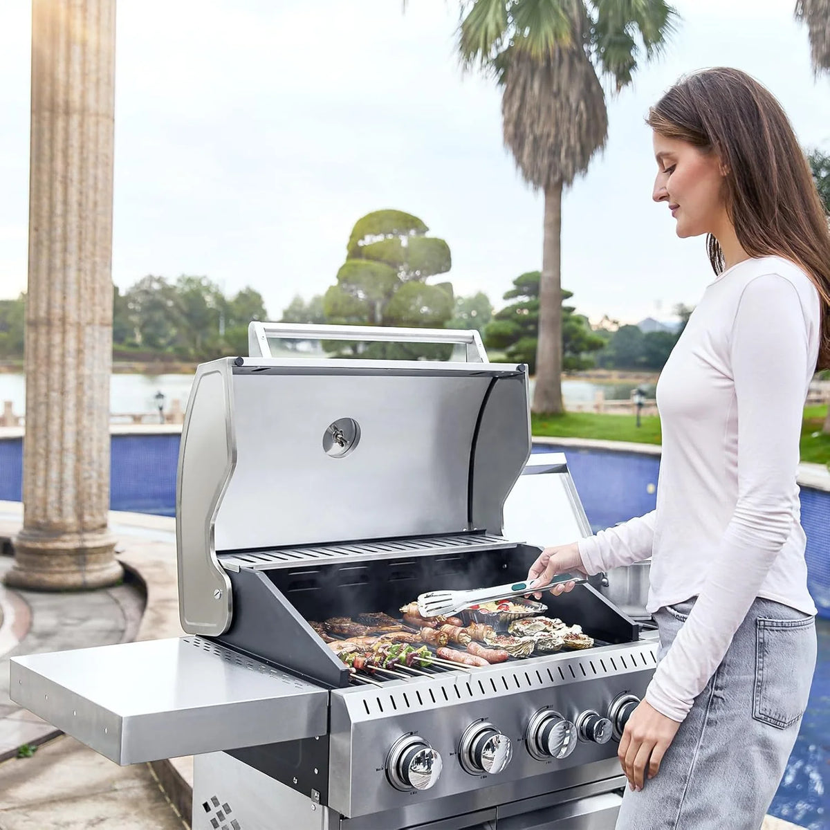 BBQ à gaz propane amélioré à 4 brûleurs avec grilles en fonte et réchaud latéral, brûleur en acier inoxydable de 44 000 BTU pour terrasse, camping et cuisine en plein air.