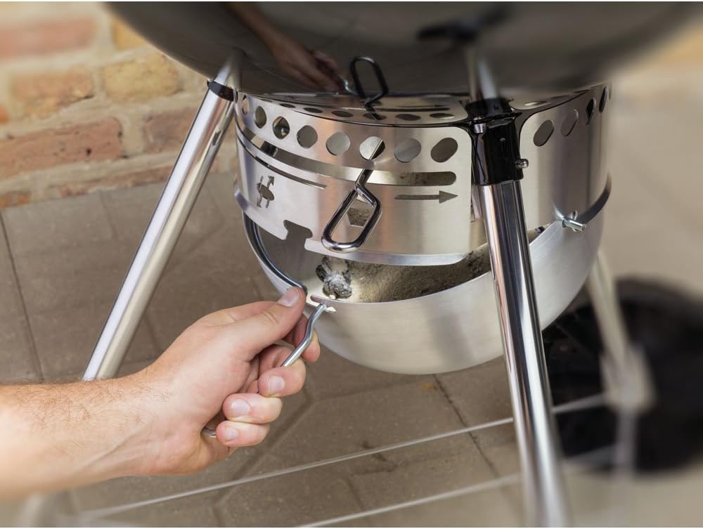 BBQ à charbon Weber Original Kettle Premium 56 cm (22 pouces) noir – BBQ d'extérieur avec thermomètre intégré, régulateurs de température et système de nettoyage One-Touch™