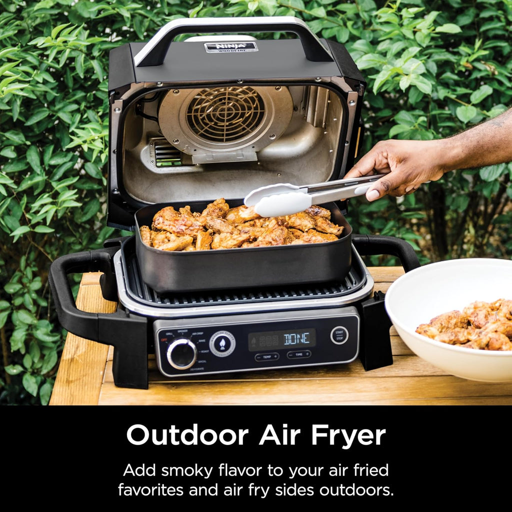 Ninja | Série Feu de Bois | 7 en 1 (BBQ Grill, BBQ, Rôtissage, Friture à Air, Déshydratation, Grillage, Fumage) | Portable et résistant aux intempéries | Cuisson jusqu'à 6 steaks et 30 hot-dogs | Granulés de bois inclus | OG701