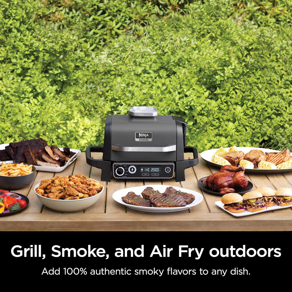 Ninja | Série Feu de Bois | 7 en 1 (BBQ Grill, BBQ, Rôtissage, Friture à Air, Déshydratation, Grillage, Fumage) | Portable et résistant aux intempéries | Cuisson jusqu'à 6 steaks et 30 hot-dogs | Granulés de bois inclus | OG701
