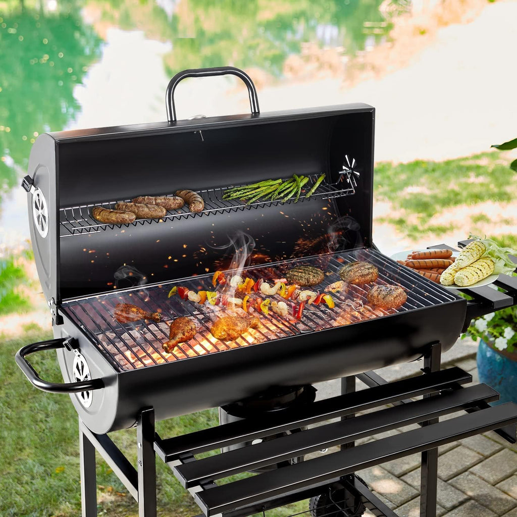 BBQ à charbon Flamaker, style tonneau, avec trois grilles, thermomètre, plaque de cuisson double couche en fonte chromée et récupérateur de cendres, idéal pour le camping et les activités de plein air.