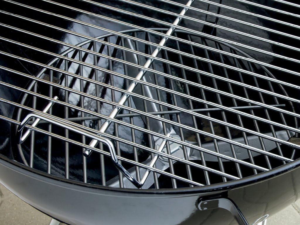 BBQ à charbon Weber Original Kettle 22 pouces noir – BBQ classique d'extérieur avec système de nettoyage One‑Touch™ et régulateurs de température précis