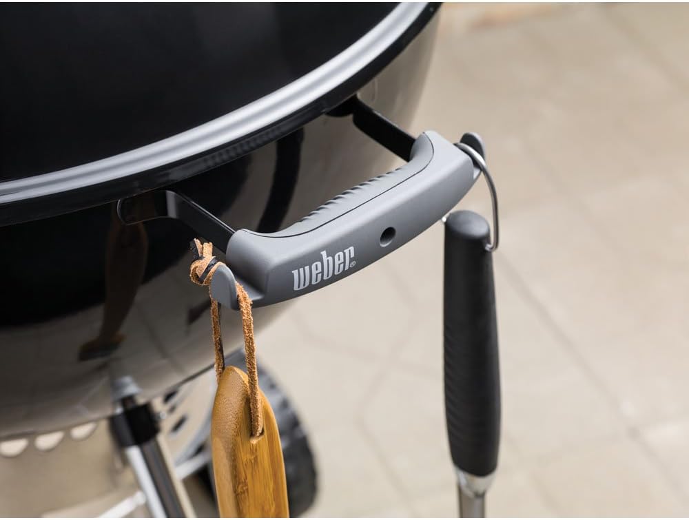 BBQ à charbon Weber Original Kettle Premium 56 cm (22 pouces) noir – BBQ d'extérieur avec thermomètre intégré, régulateurs de température et système de nettoyage One-Touch™