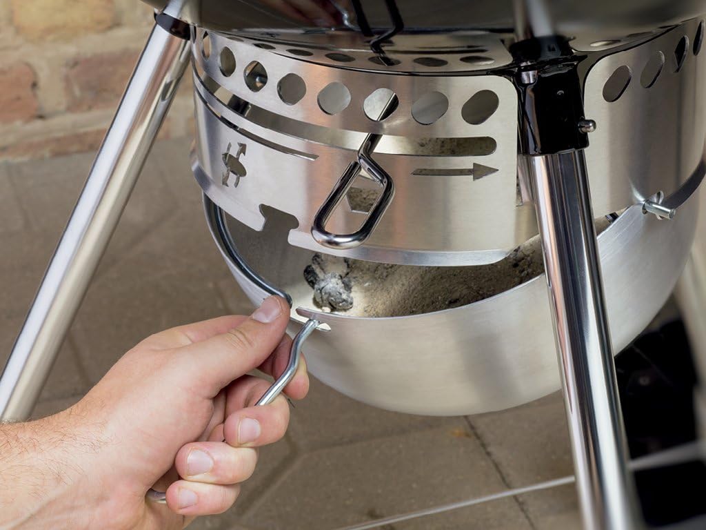 BBQ à charbon Weber Original Kettle Premium 56 cm (22 pouces) noir – BBQ d'extérieur avec thermomètre intégré, régulateurs de température et système de nettoyage One-Touch™