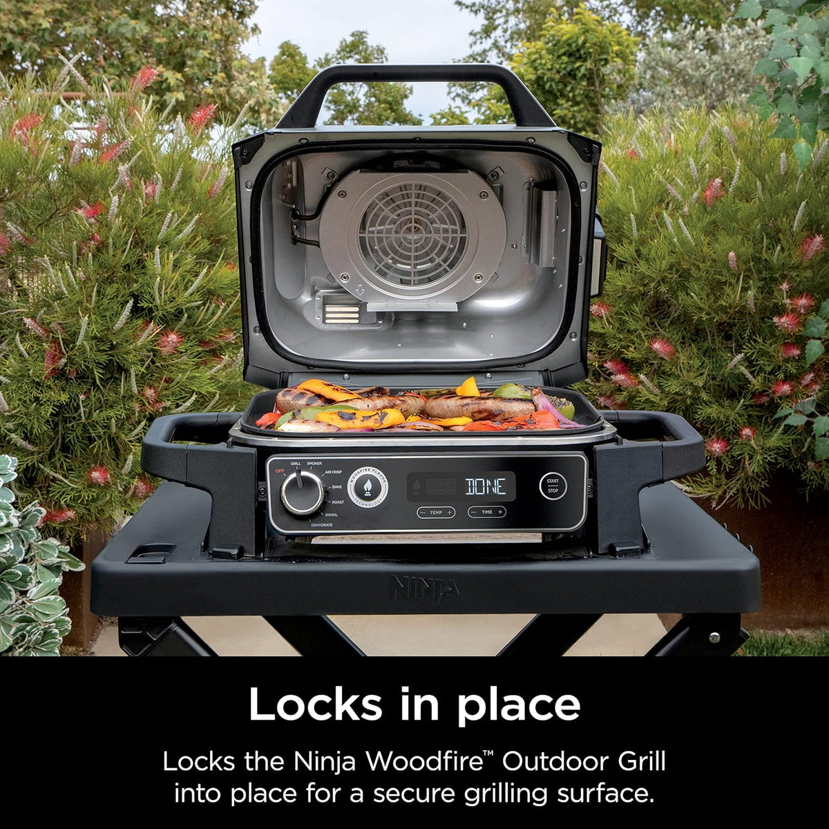 Support pliable pour BBQ à bois Ninja XSKSTAND, compatible avec les barbecues à bois Ninja (série OG700), avec porte-ustensiles latéral pliable, résistant aux intempéries et de couleur noire.