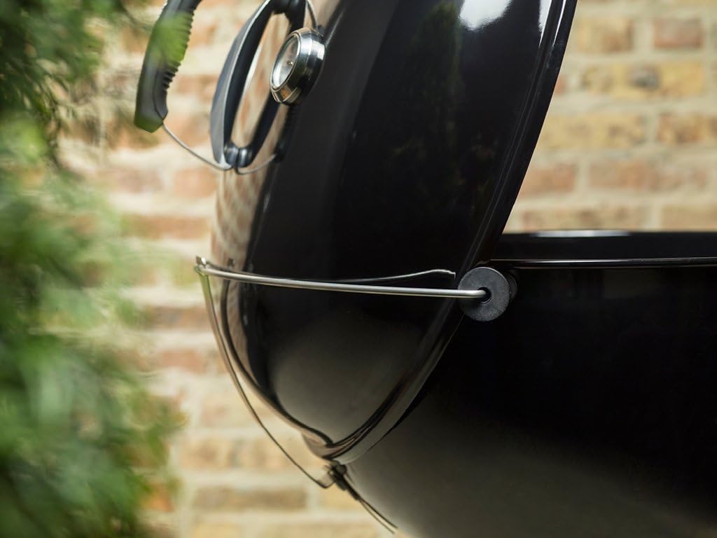 BBQ à charbon Weber Master-Touch 56 cm noir – BBQ d'extérieur haut de gamme avec support de couvercle escamotable et système de nettoyage One‑Touch™. Cuisinière en porcelaine émaillée.