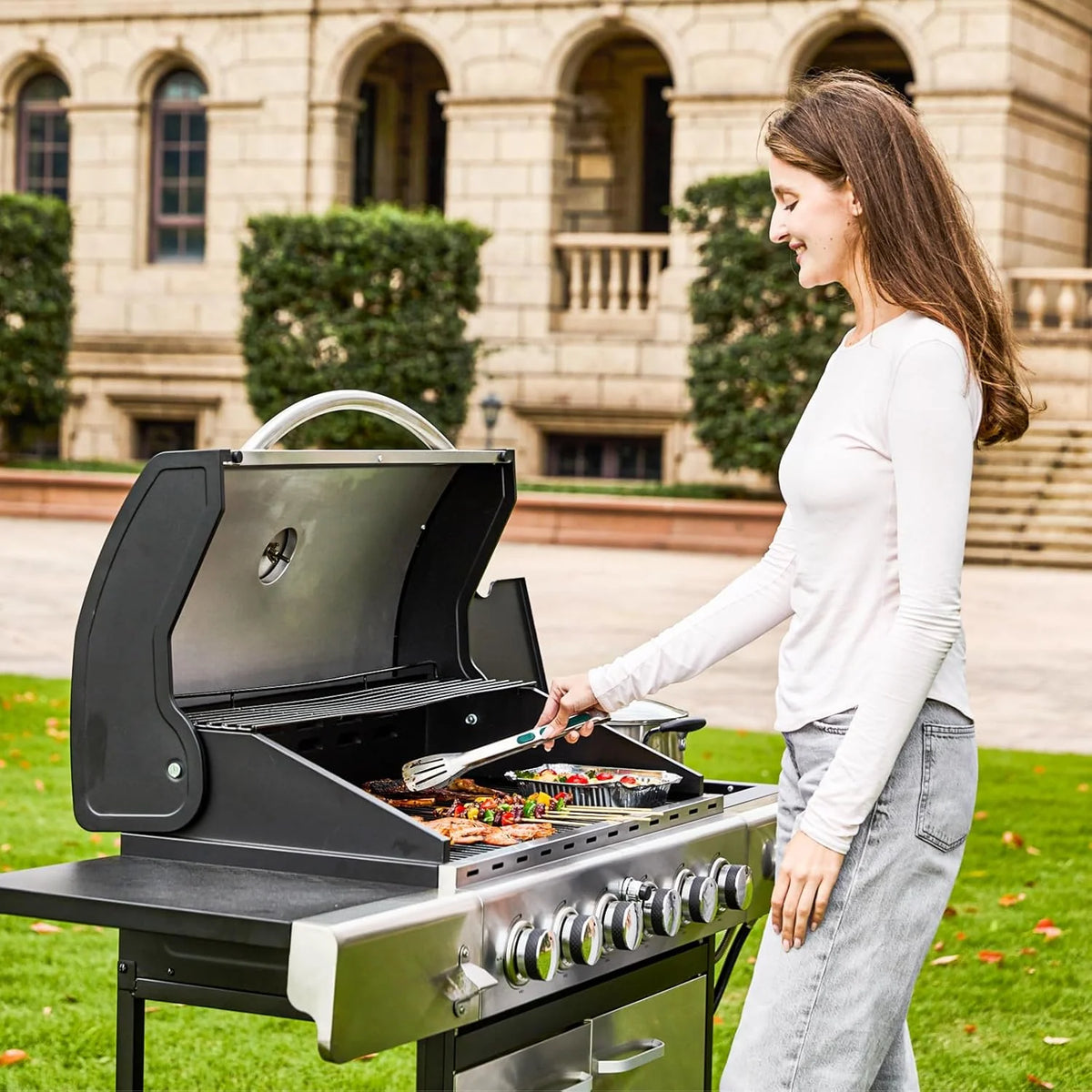 BBQ à gaz propane amélioré à 4 brûleurs avec grilles en fonte et réchaud latéral, brûleur en acier inoxydable de 44 000 BTU pour terrasse, camping et cuisine en plein air.