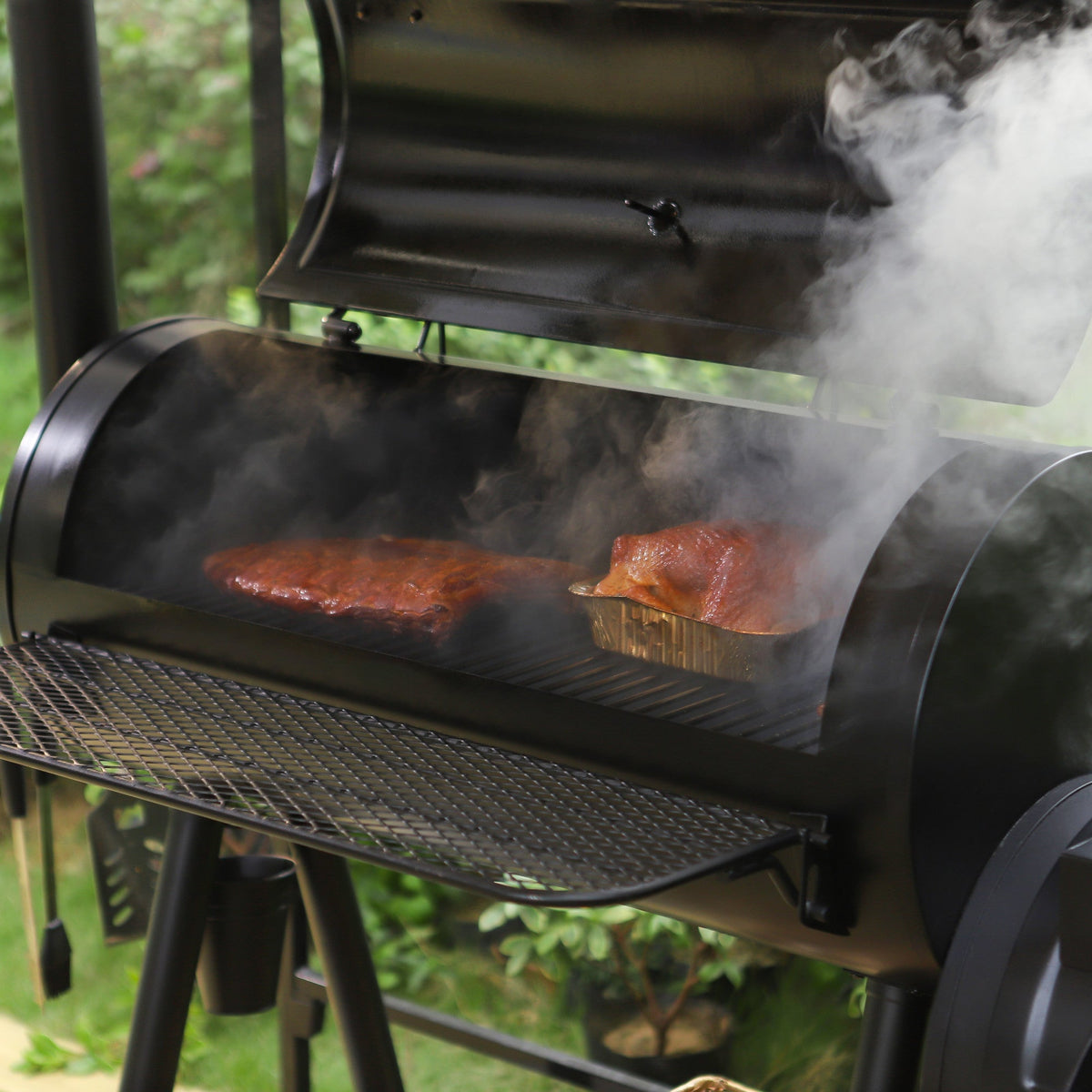 BBQ à charbon de bois surdimensionné de 941 po² avec fumoir décalé, noir
